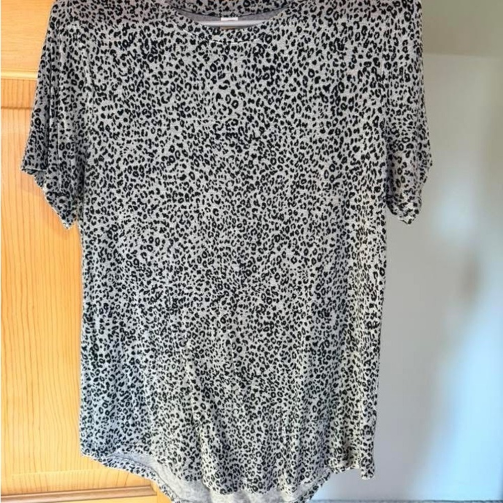 Old Navy Black and White Leopard Print Tee